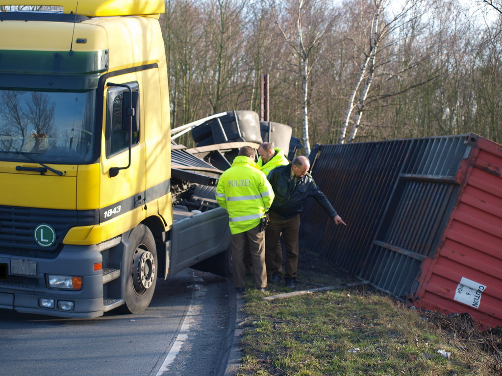 LKW verliert Container Koeln Niehler Ei P039.JPG